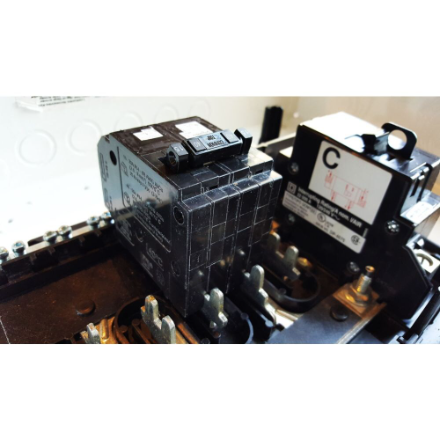 HomeLine Single Pole 15A(2) / Double Pole 40 Amp Quad Plug-On Circuit Breaker - Image 6